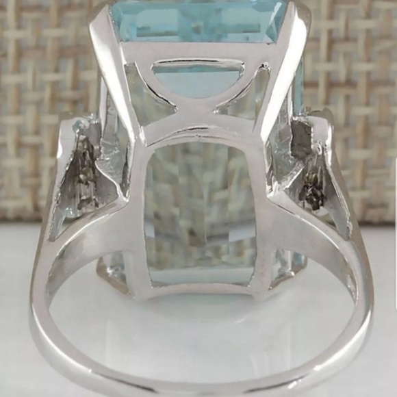 Gorgeous Aquamarine Ring Size 7 - Picture 3 of 4